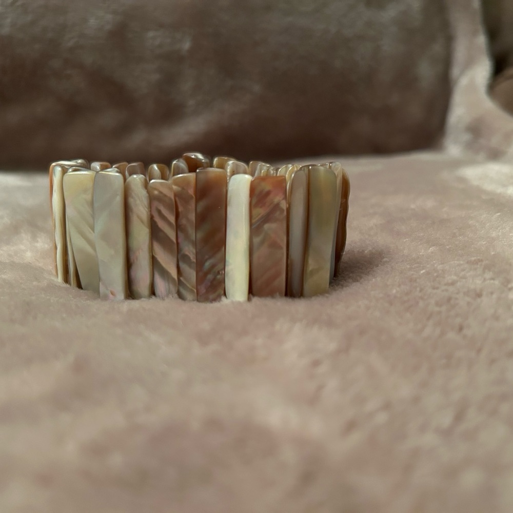Stretch shell bracelet
